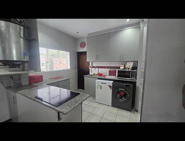 2 BEDROOM APARTMENT FOR SALE IN CLARENDON